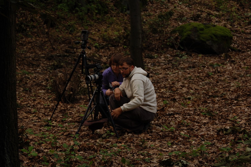 Režisér (Annie) a hlavní maskér (Margh) kontrolují jak to výsadku jde na kameře