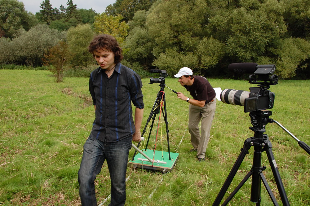 Natáčení s pomocí kamerové dolly - hrbolatý terén se ukázal jako "menší" úskalí.