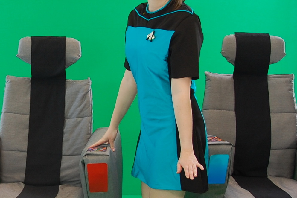 Ve filmu se mihne i krátká uniforma z období počátků Star Treku Nová Generace.