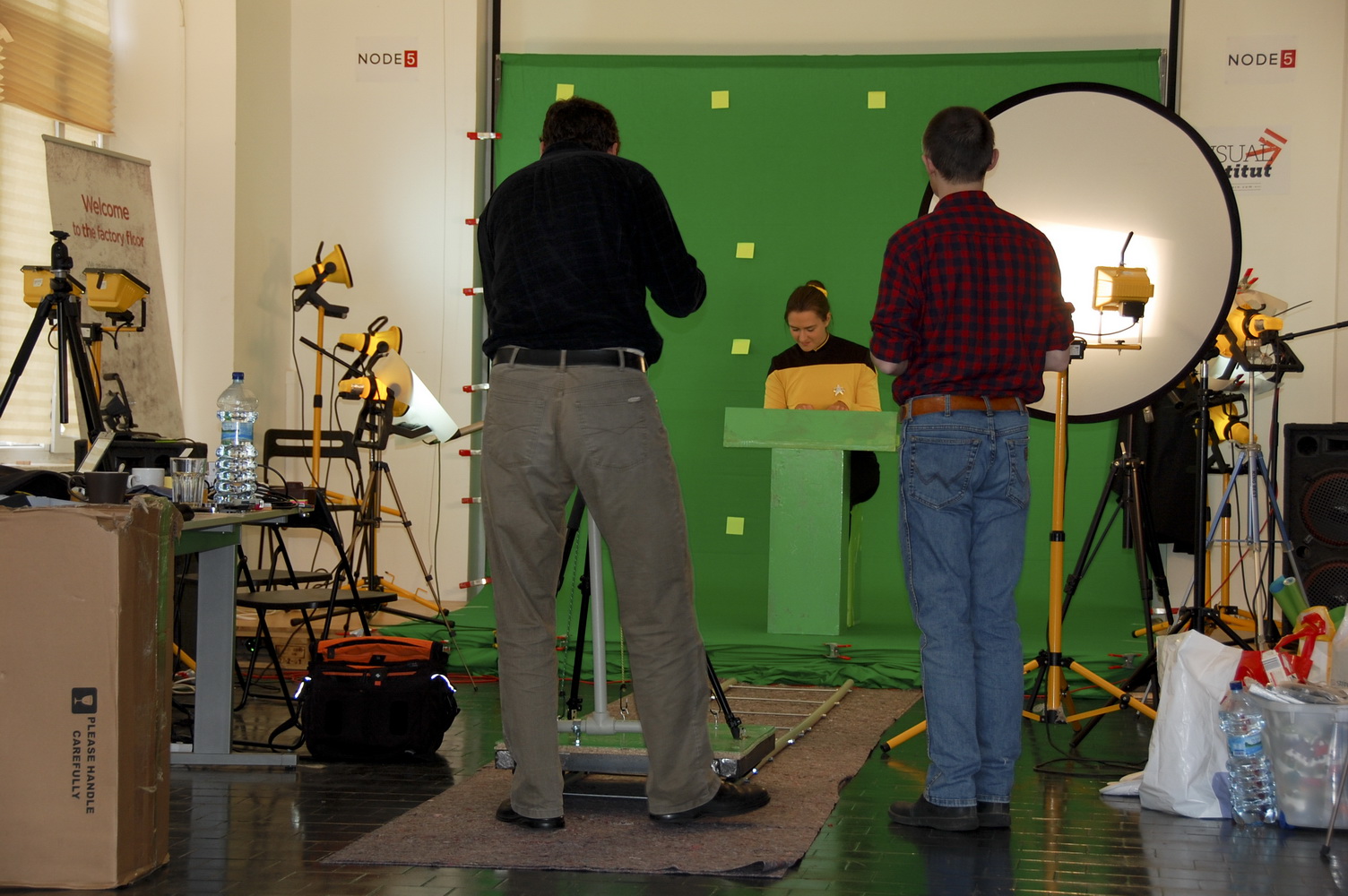 Využití kamerového vozíku při natáčení dramatického záběru na operačního důstojníka